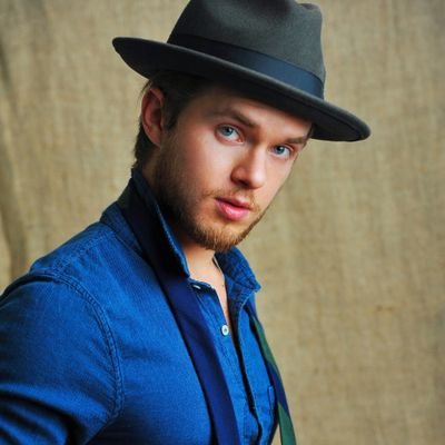 Luke_Parker_TVD's profile picture. TVD: sorcier de la congrégation des jumeaux,pouvoir immense mais fragiles, frère de Kai,Liv et Jo Parker et il est *gay*