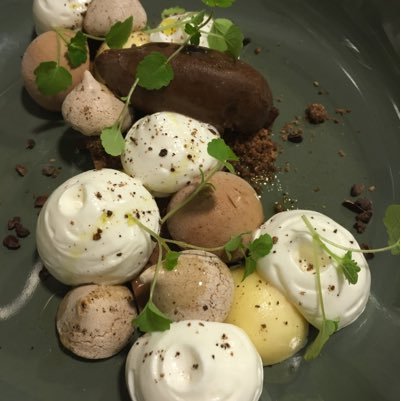 Midden in het centrum van Woerden de creatieve en verfijnde keuken staat onder leiding van chef's Jan Willem Vriend en Raymond van 't Hoofd. tel. 0348-430785