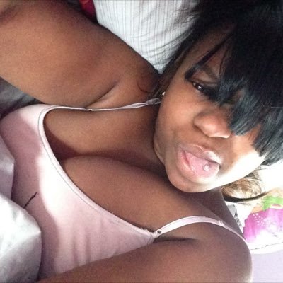 Trinaaa21's profile picture. 