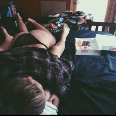 shutuphemmoz's profile picture. you seem cool