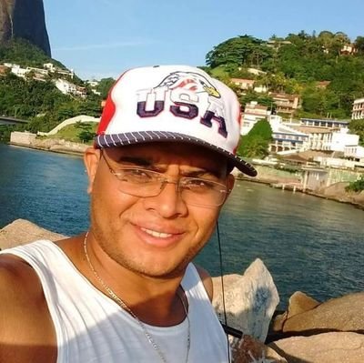 Eu sou assim Como todo ser humano. Tenho defeitos e virtudes, luto pela vida em sua plenitude, Pois acho na luta um meio para atingir a vitória...
