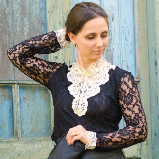 Mãe de 4, esposa, católica e advogada por vocação. Blogueira de moda por diversão (e um pouco de vocação também).