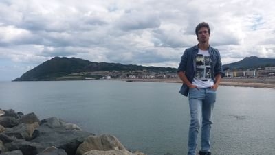 Mis tuits son más profundos que la garganta de Lucía Lapiedra. Si quieres cogerme los cojones,mejor traete dos camiones #Poetuit