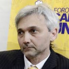 Asi como me ven, con esta cara de gil, soy vicepresidente del Club Atletico Rosario Central. Vivo vendiendo humo y bardeando a los socios que me hacen reclamos