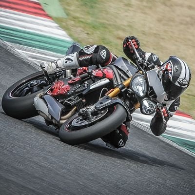 Studente in giurisprudenza, tester e redattore motociclistico... nulla di più bello del riempire la vita delle proprie passioni!