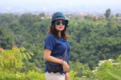 Жағажайдағы жалаңаш тік еркектер