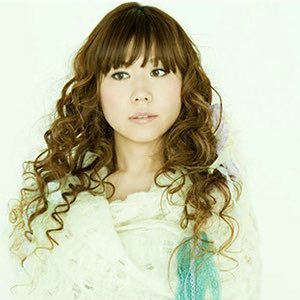 シンガーソングライター。2008/3/19 1st single「音のない夜空に/木の芽風」にてメジャーデビュー。 主な歌唱作品『ハヤテのごとく！』『とある魔術の禁書目録』『魔法少女リリカルなのは』…TV・ラジオのCMソング等も歌います。東京在住の道産子です、よろしくお願いします☃︎