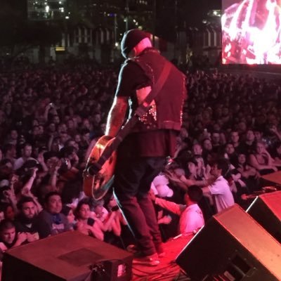 PoopsMcGoops's profile picture. In a world that goes against you, try to be as boss as possible, ok? #vegan #banARs 🏳️‍🌈🏁 🐇DxE✊🏼 https://t.co/SlDmolnSvn