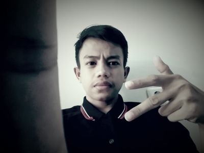 Terlalu lama kau abaikan aku hingga aku terbiasa sepi, dan mulai akrab dengan kesendirian