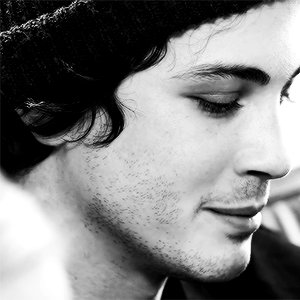 rpwlucas_'s profile picture. C'est pas que je m'en fout mais ...