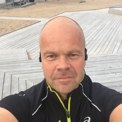 Kauppiasyrittäjä. Keilaa , golffaa ja pyöräilee.