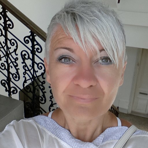 I am artist ,painter, creative freak living and working in Vienna. I love the way colors play with my toughts. I love traveling alone,makes me free...