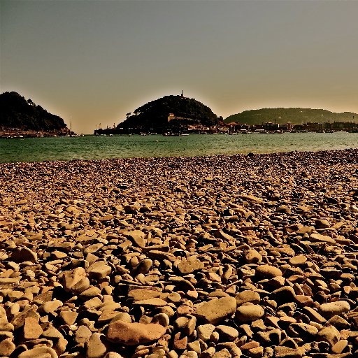 Rafa Marquez. Donostia San Sebastián. Fotos de Las Piedras de la Playa de Ondarreta aplicadas al marketing de guerrilla y los inventos del TBO para quitarlas.