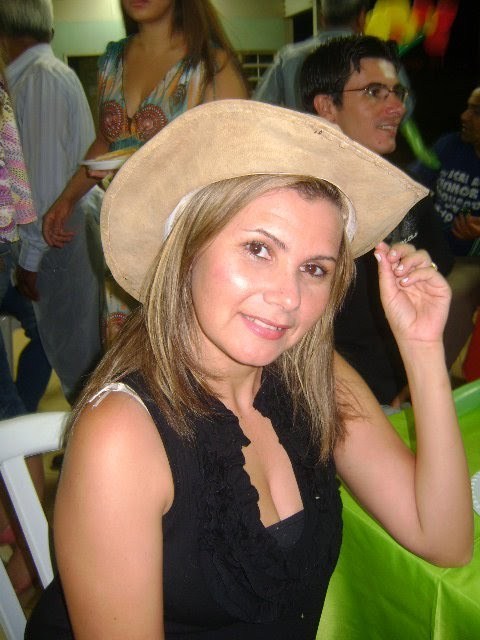 apaixonada pela minha familia, amo cantar fazer obra de Deus