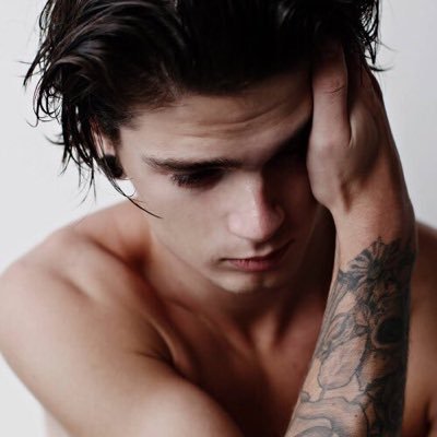 sim_rpglight's profile picture. Humain à la recherche désespérée de son Romeo