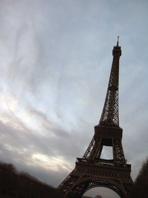 Paris lovers: share your Eiffel Tower's photos with others via this Twitter account. Send me your pics.