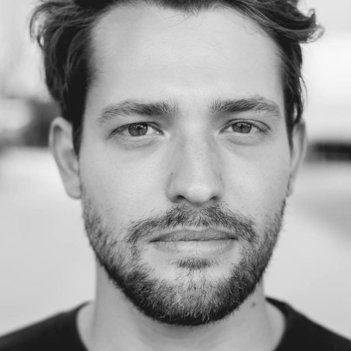 PanepintoV's profile picture. Réalisateur @Tvcombw
Réalisateur de captations 
Musicien @vinchzmusic