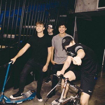 5SOS current location: Australia • band/4 • turn our notifications on!