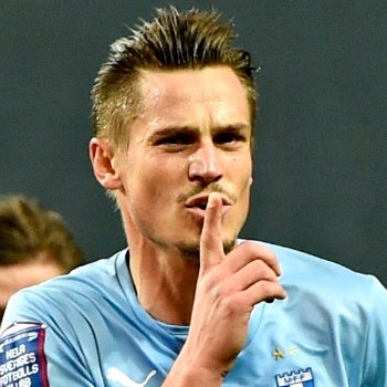 Sjuksköterska i Försvarsmakten. Älskar svensk fotboll i allmänhet och Malmö FF i synnerhet.