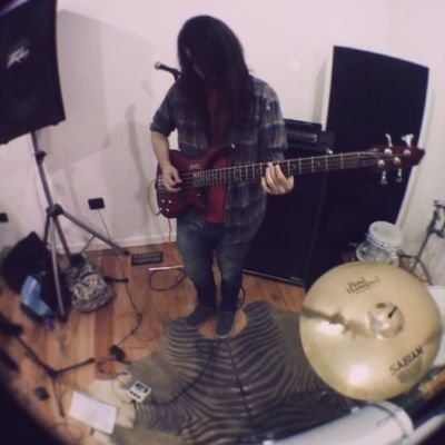 Músico, militante del under, luthier en proceso, pelilargo y jodido.
Bajista en PULPO y Perro Goma.
Llego tarde a todos lados.