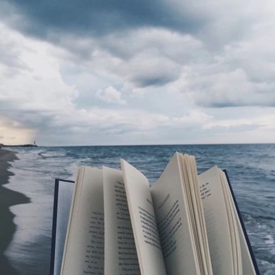 thebookshelfMY's profile picture. i talk about books :)