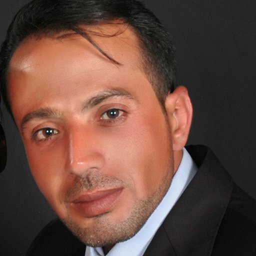 تكتب .. وأنا أتخايل الحرف فمّك ـــ
ينطق ويرسم سِحْر لمسة أياديك