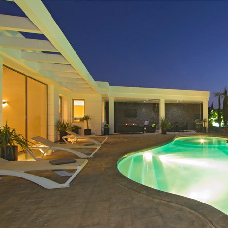 A luxurious 4 bedroom villa in the quiet Los Mojones are of Puerto del Carmen.  4 double ensuite bedrooms, Large swimming pool, 8 person jacuzzi.
