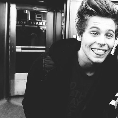 *Los Ojos De Luke*
*La Sonrisa De Ashton*
*La Risa De Calum*
*La Carita De Michael*
5 Seconds Of Summer❤
Luke Hemmings❤ Is My Life