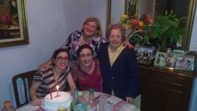62 años.Casada desde hace 33 años.
4 hijos.cuido de mi familia y mi madre.
con valores y principios muy firmes. y muy trabajadora.