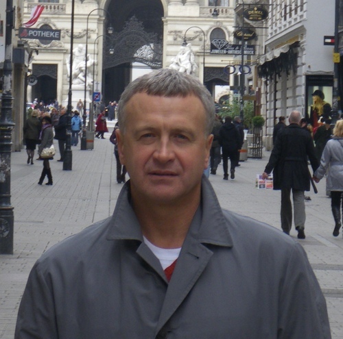 49, experienced and full of humor, love cats and women, travelling and adventures
