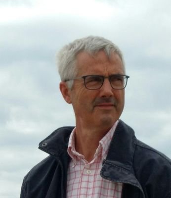 agriculteur éleveur en race normande