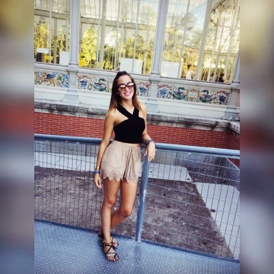 'Dime abuela tú que estas entre ellas, cual de todas las estrellas que brillan es la buena.' Estudiante de enfermería. Instagram: _lurgallego_