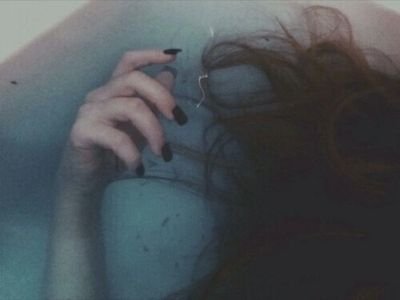 «se ahogaba con las palabras que no decía y con los sentimientos que no mostraba.» XIII.