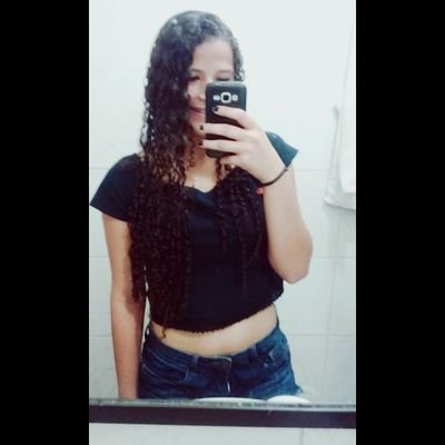 “Ela fazia todo mundo rir com suas danças esdrúxulas, suas caretas bizarras e seu raciocínio incomum, mas por dentro ela sabia que todo mundo ria e ia embora.