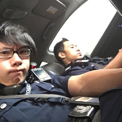 而你的脸颊像田里熟透的番茄