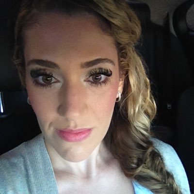 The girly girl who loves sports too! Boxing, NFL Steelers, NBA Clippers, NHL VKG :)! I'm also sucker for all things beauty!