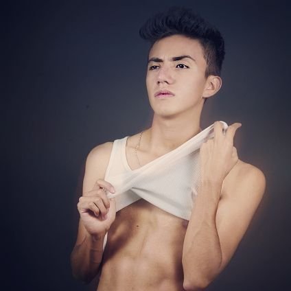 Adolecente Tapatio !! 
19 Años 
Actor, Modelo, Blogger y mucho más... 
👑👑⌚⌚👔👔📖📖📷📷🎥🎥📹📹🎭🎭🎤🎤