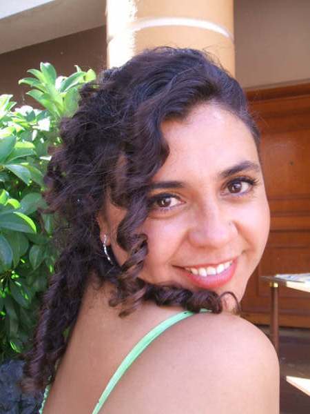 felíz, comprometida, emprendedora, rescato sueños perdidos, busco tesoros, canto, juego, río mucho, amo más...
