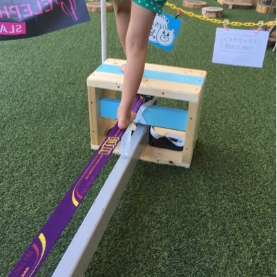 鹿児島の光山公園をホームにスラックラインをやってます。イベントで体験やデモンストレーションもやるので盛り上がりますよ!