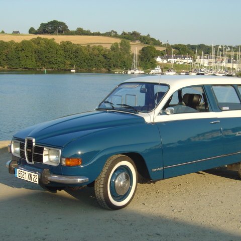 optimist, centralist, vrijgezel. Houdt van Rotterdam. Natuurliefhebber. Auto en motorliefhebber.Jules Deelder fan, Saab Rijder in hart en nieren