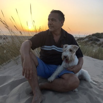 Médico de Familia. Doctor en Medicina. No cambio mi forma de ser o decir por gustar a los demás, es mas importante tener respeto por mi mismo