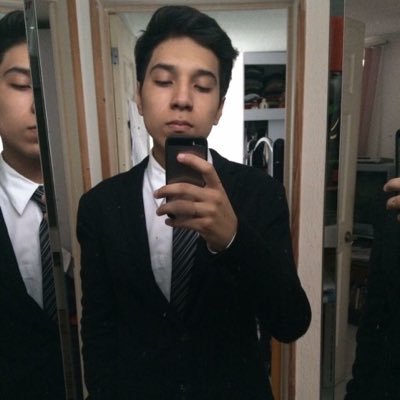Soy un Chico normal que le gusta la Música Punk y Alternativa y los videojuegos y El anime :3