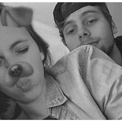 I'm Sarah and i'm 21. Directioner. 5SoS. LUKE HEMMINGS IS MINE.❤️ instagram: callme_sarah_