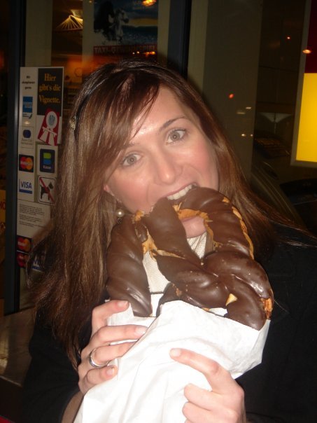 hollyhook's profile picture. Lover of food, travel & laughter!