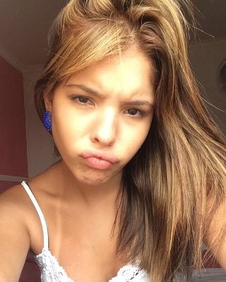 Primeiro ano de Direito
18 anos.
Snap: vitoriaaaraujo
Instagram: _vickaraujo