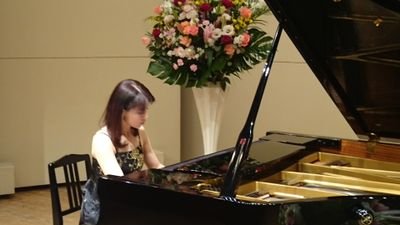 神戸市西区ピアノ教室MUSIC PHARMACY.です♪ 通常のピアノレッスンのほか、音楽療法にアロマ、ハーブを加えたヒーリング音楽の指導を行なっております。日々の生活を心豊かに健康に送れますように、心を癒し、心に活力を与える音楽を提供していきたいです。