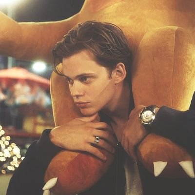 Kxleidoscopeyes's profile picture. No. «Solía caminar como si el mundo fuese un chiste y sólo él conociese el final»

#SectumsempraRol