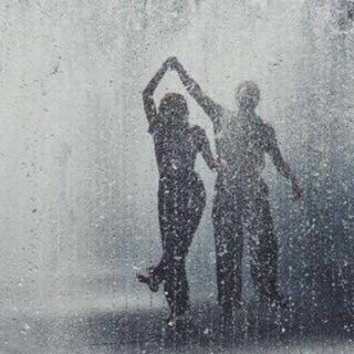 لأني بِعمر العشرين سأكُون وردهّ سأكون سماءَ وطفلة شقيةَ .💕☄