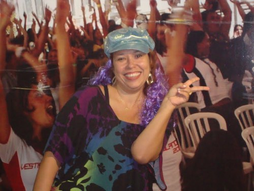 Historiadora, profª, mãe, leitora voraz, ouvinte apaixonada, um tiquinho volúvel, mineiramente desconfiada e brasileiramente feliz.