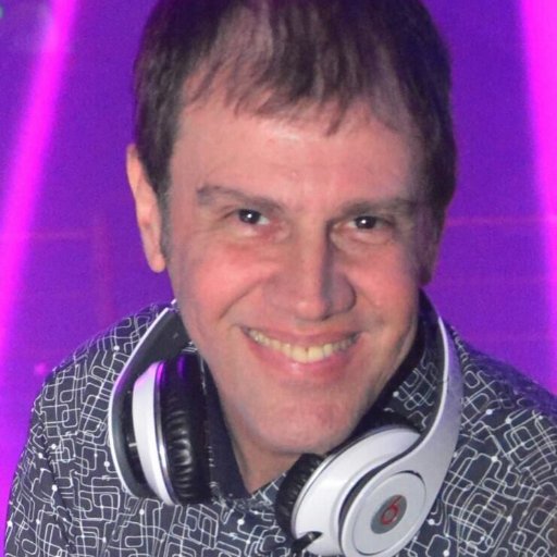 DJ e Radialista a 30 anos, é residente na The History. Trabalhou na Play FM 92,1 São Paulo.